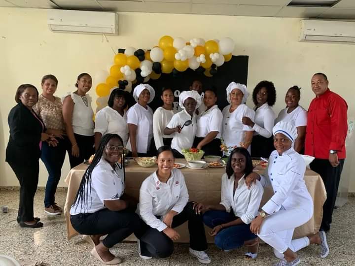 La alcaldía de Guaymate Felicita a los Jóvenes que se graduaron del curso de Preparación de Cocina Fría