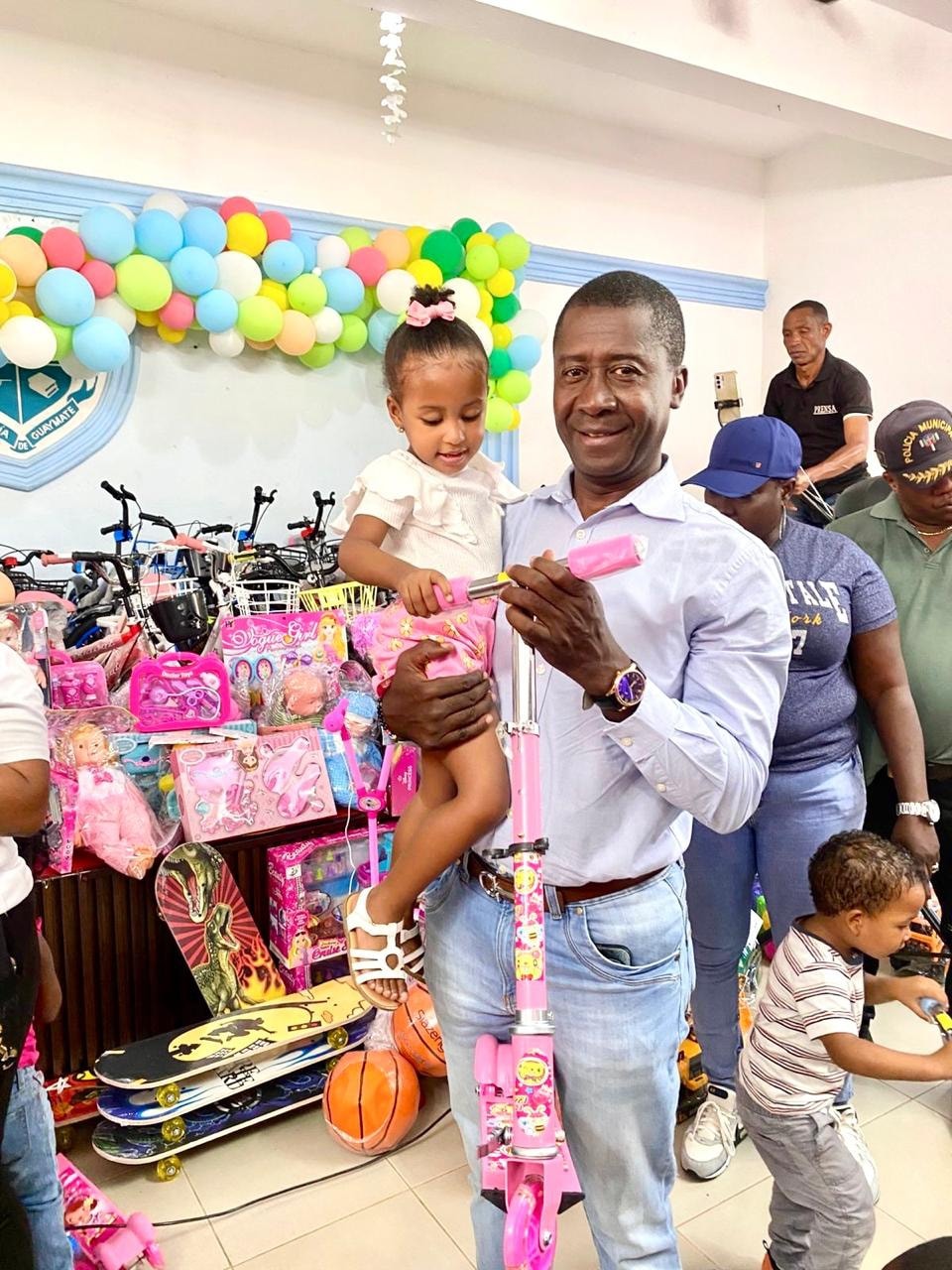 En un ambiente de alegría y entusiasmo, la Alcaldía de Guaymate realizó en el día de ayer una amplia jornada de entrega de juguetes.