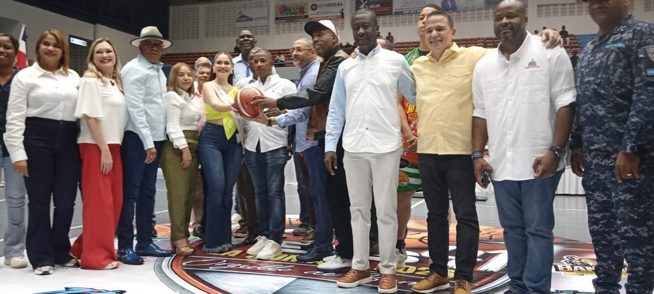 El alcalde del municipio de Guaymate, Andrés Valdéz, participó en el acto inaugural del 41° Torneo de Baloncesto Superior de La Romana.