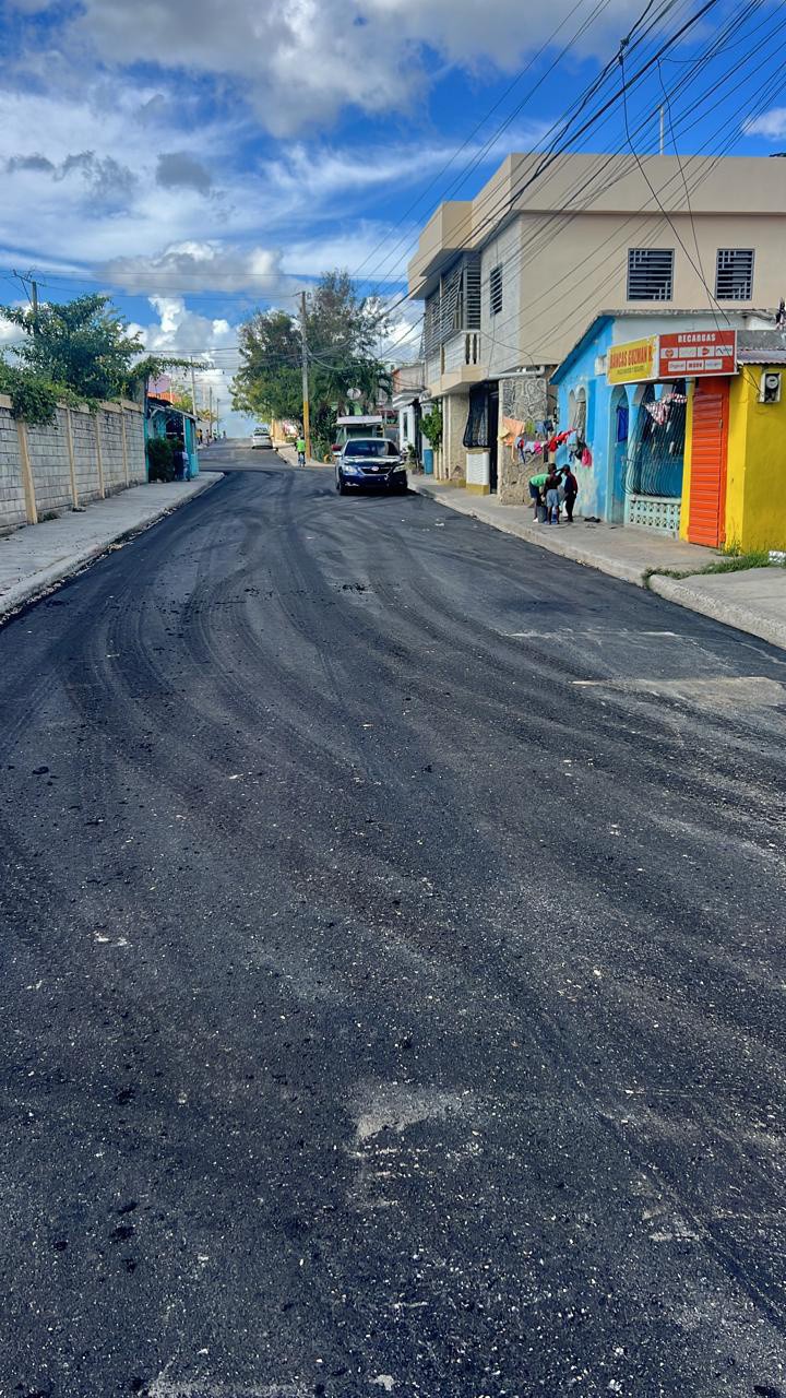 Continúan avanzando los trabajos de asfaltado en diferentes calles del municipio de Guaymate.