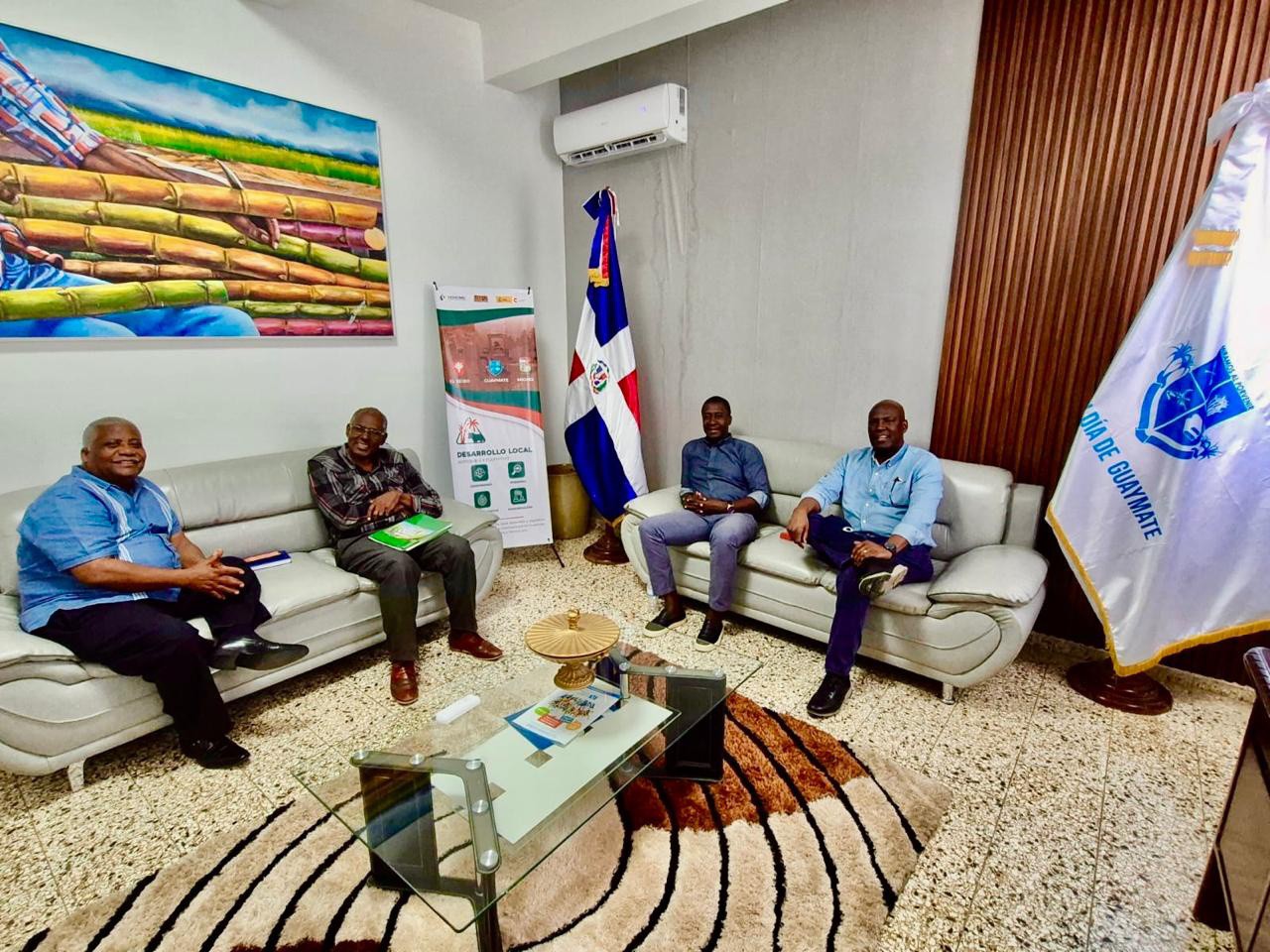 En un ambiente de entusiasmo y compromiso con las tradiciones del municipio, el alcalde Andrés Valdez sostuvo un importante encuentro con las reconocidas personalidades Freddy Félix Isaac, Dr. Julin Cabrera y Ramón Félix Isaac.