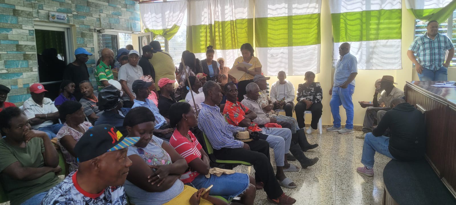 La Alcaldía de Guaymate llevó a cabo una importante reunión con todo su personal, con el objetivo de socializar el organigrama institucional y presentar oficialmente las nuevas designaciones en distintas áreas clave de la administración municipal. Durante el encuentro, se dieron a conocer los responsables de departamentos fundamentales para el fortalecimiento de la gestión pública, incluyendo las áreas de Recursos Humanos, Libre Acceso a la Información, Medio Ambiente, Tecnología y Archivo, reafirmando el compromiso de la institución con la transparencia, la eficiencia y la modernización de sus servicios. Asimismo, se motivó a todo el personal a integrarse y trabajar de manera coordinada bajo esta nueva estructura, fortaleciendo el trabajo en equipo y el cumplimiento de los objetivos institucionales. Con este tipo de iniciativas, la Alcaldía de Guaymate continúa avanzando hacia una administración más organizada, transparente y enfocada en el desarrollo del municipio.