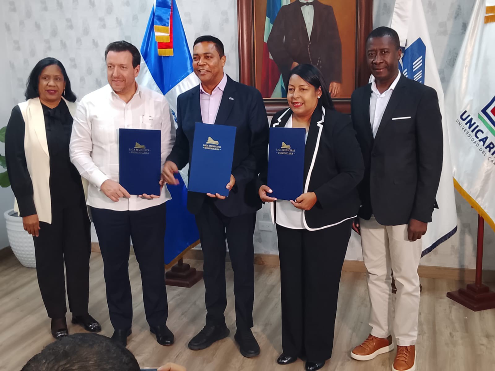 El alcalde del municipio de Guaymate, Andrés Valdez, participó en la firma de un importante acuerdo de colaboración entre la Liga Municipal Dominicana y la Universidad del Caribe (UNICARIBE).