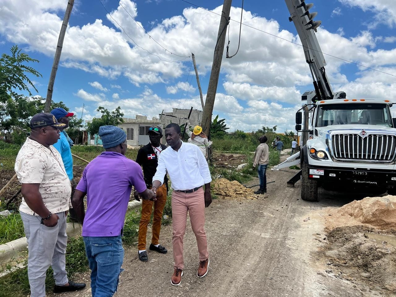 La Alcaldía de Guaymate llevó a cabo la colocación de nuevos postes de alumbrado público en el sector Los Barretos